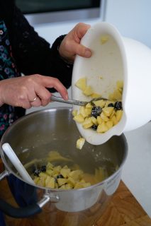 Appelcakejes met blauwe bessen zonder boter - appel in deeg