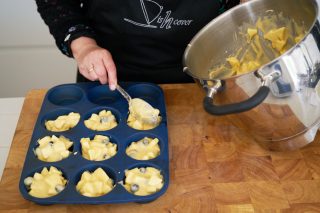 Appelcakejes met blauwe bessen zonder boter - deeg in vorm